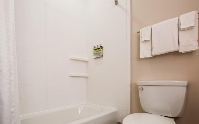 Holiday Inn Express & Suites Detroit - Farmington Hills by IHG