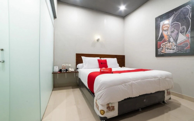 RedDoorz Plus @ Jalan Adam Malik Medan – Guest Rooms – Medan