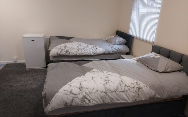 2-beds Studio Located in Parkgate Rotherham