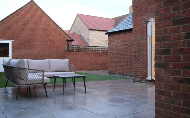 Bicester Villa - 6 Bed - Sleeps 14