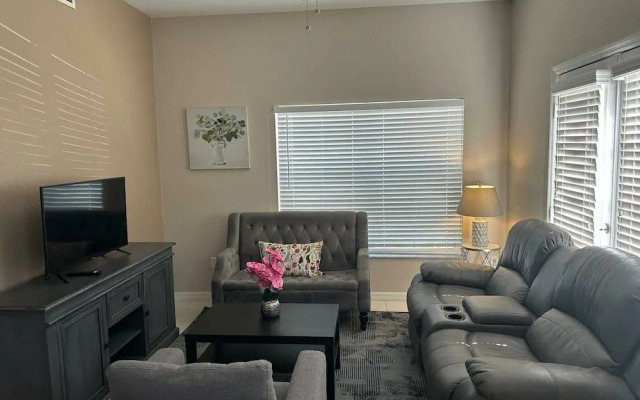 Charming Townhouse Near Disney