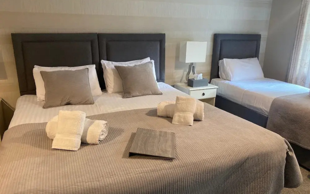 The Oaks Hotel