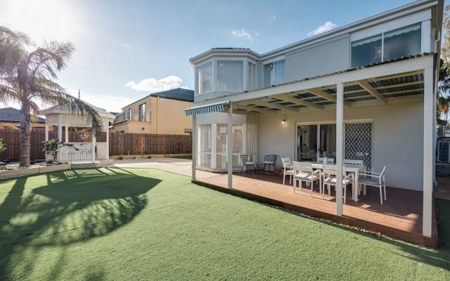 StayAU 6BRM Lakeview Villa Holiday Stay