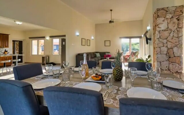 Spacious 6BR Villa w Pool Close2beach Sleeps 16