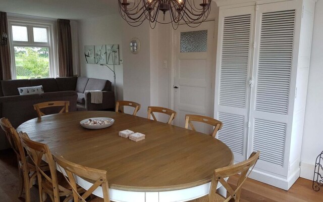 Spacious Farmhouse in Ijzendijke With Garden