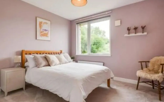 Family-friendly Getaway - Garden Parking Sleeps 7