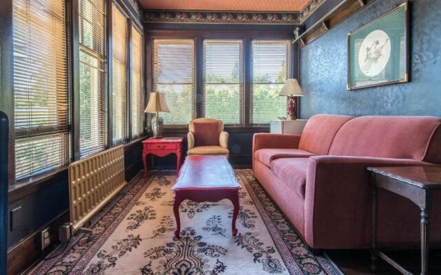 Oak Bay Guest House