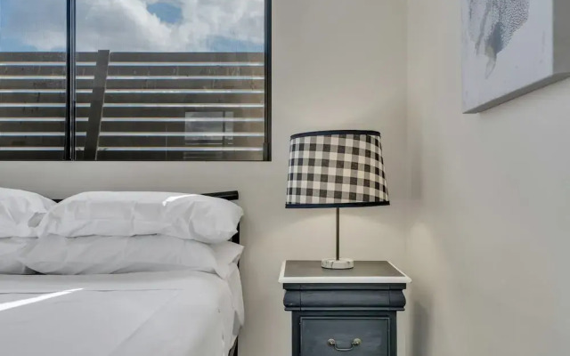 Bright 2-bed With Private Balcony & Serene View