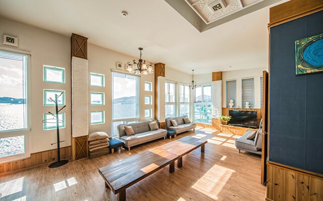Yeosu White Village Pension