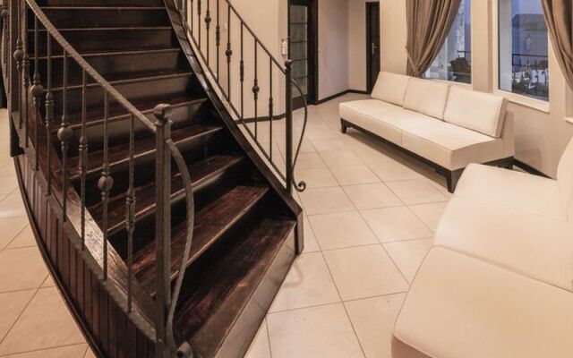 Hill House Adult Only +14