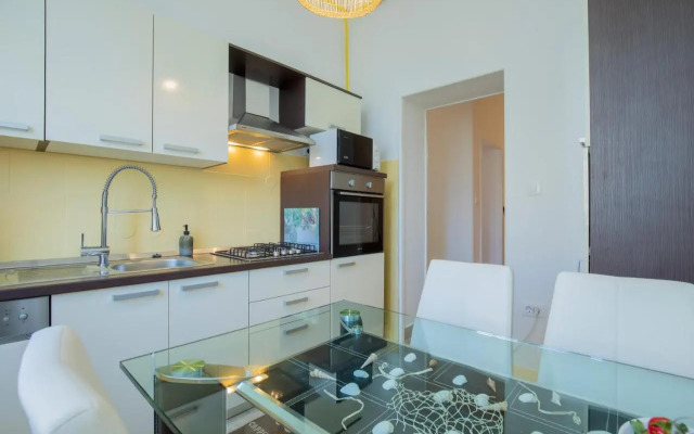 Amphitheater Apartment