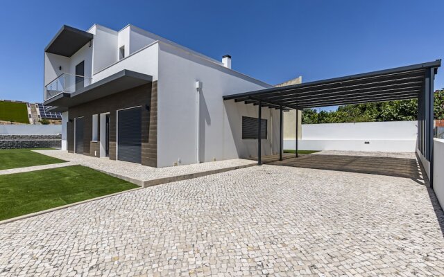 Captivating 4-bed House in Cadaval District-lisbon