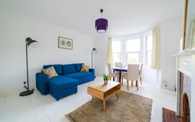 Bright Modern Oldfield Apartment