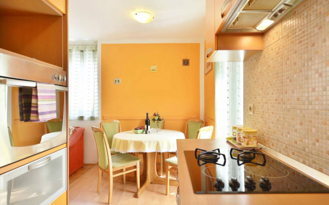 Apartment Sunce - in center with parking: A1 Omis, Riviera Omis