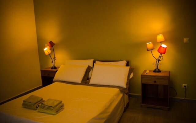 Room in Villa - Comfortable and Welcoming Suite With Terrace Overlooking the Lake