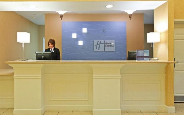Holiday Inn Express Hotel & Suites MAGNOLIA-LAKE COLUMBIA