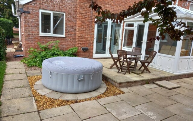 Leominster 3 Bedroom House, Parking Garden Private