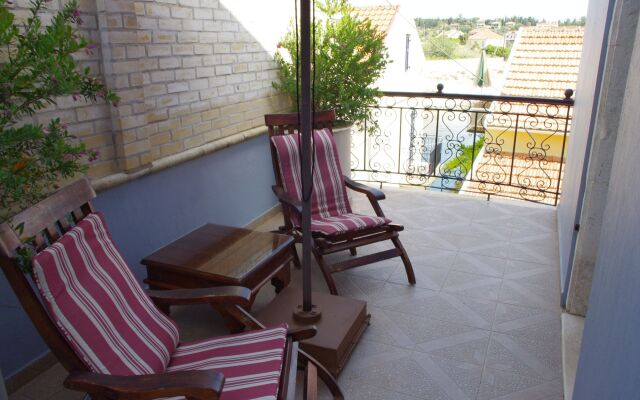 Faros Suites - Adults Only
