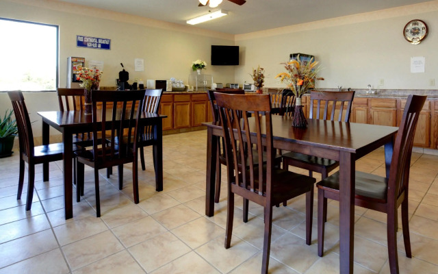 Americas Best Value Inn & Suites Macon at Eisenhower Pkwy