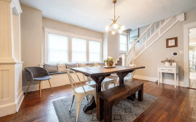 Spacious Duplex for 14 in Downtown
