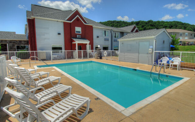 Clarion Pointe Staunton East