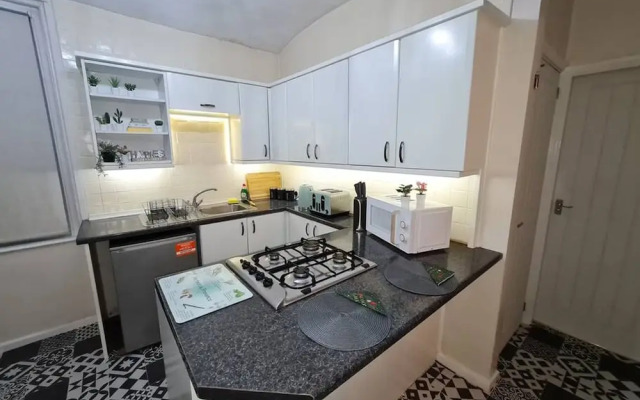 Large 3 Bed Flat Free Parking