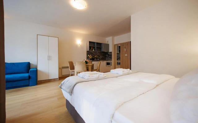 Green Wood Hotel