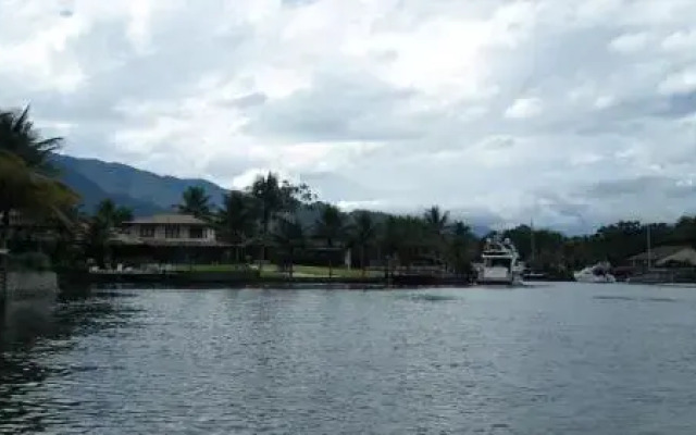 Apartamento em condomínio com 3 praias