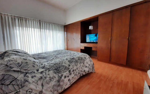 Casa c/amplio jardín, garage y parrilla.