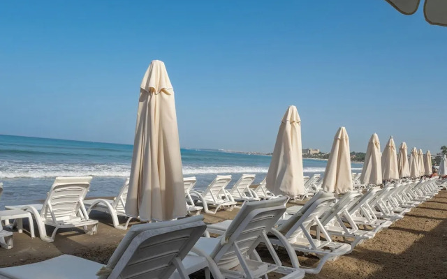 Tropic Beach Club Side