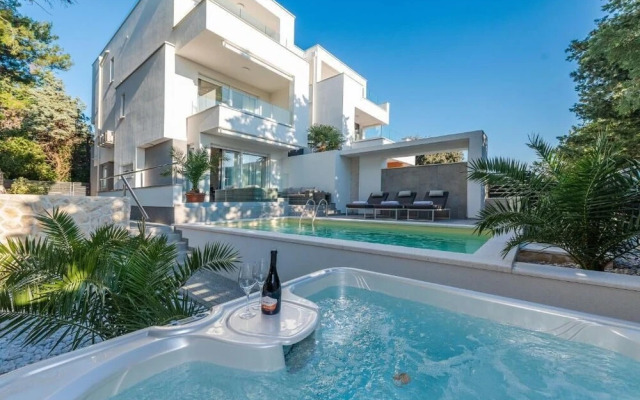 Sunset apartment with private pool and jacuzzi