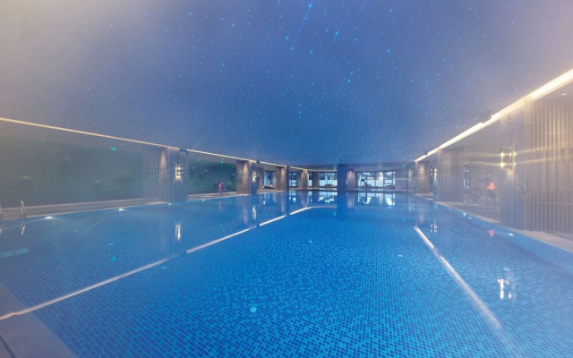 HUALUXE Nanjing Yangtze River by IHG