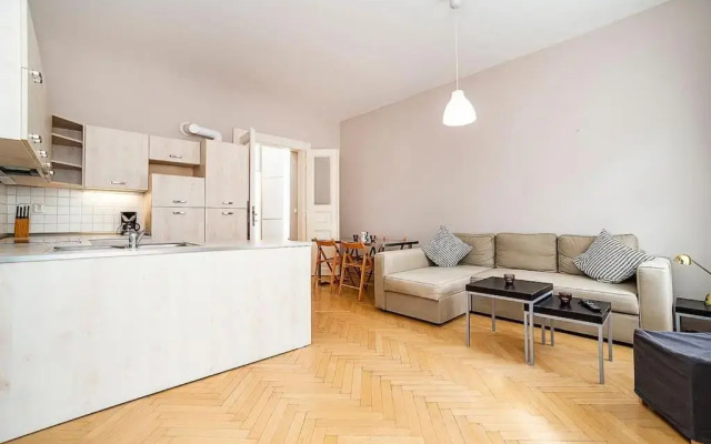 Cozy and sunny apartment in uptown