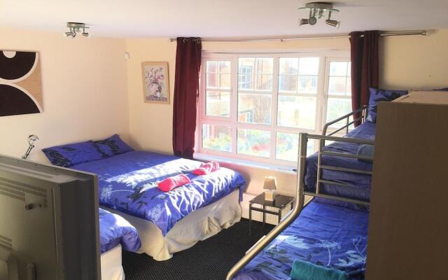 My-Places Large 4 Bed Town House (14A)