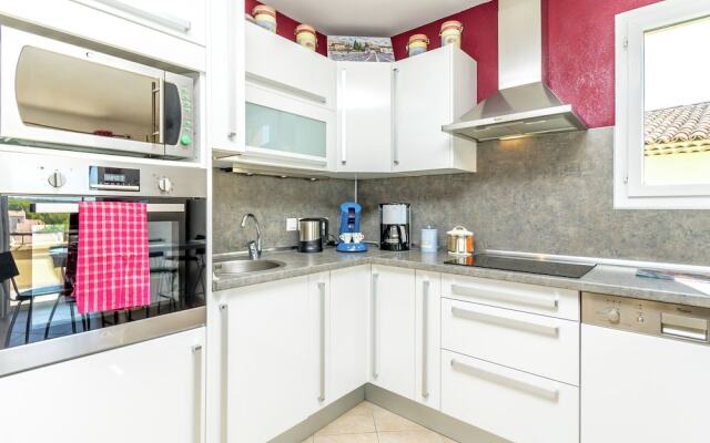 Charming Apartment in Mallemort with Swimming Pool