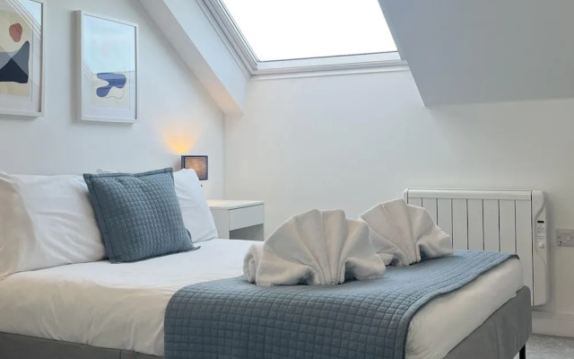 Stunning Town Centre Penthouse w Sea Views
