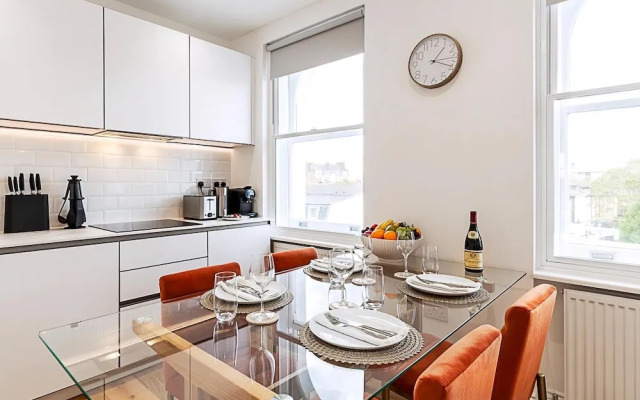 Light & Luxury Chelsea Apartment: Private Balcony!