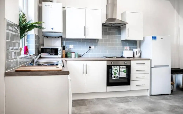 Modern Spacious 2 Bedroom House in Leigh