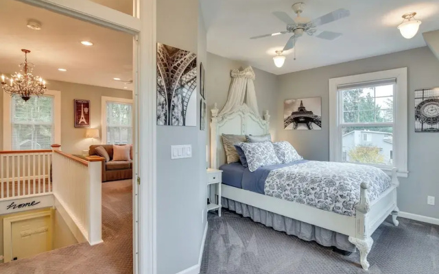 2 Mi to Bay Park: Milwaukie Getaway on 1 Acre!