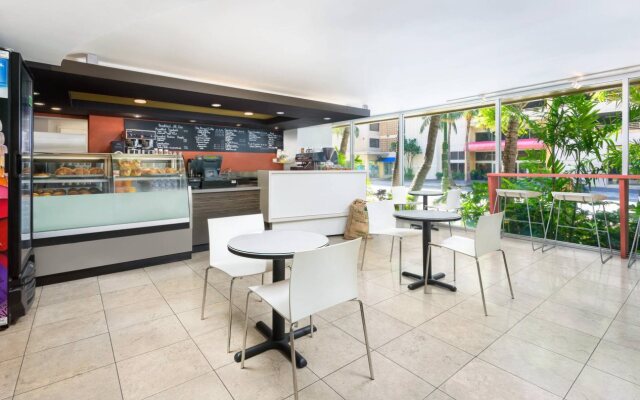 Courtyard by Marriott Waikiki Beach