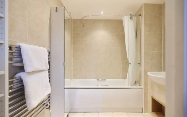 The Queensland Sanctuary - Trendy 2bdr Flat With Terrace