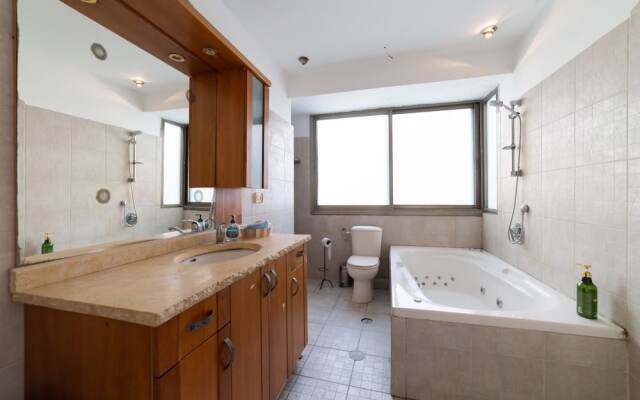 Urban Apartment With Jacuzzi Near Sarona