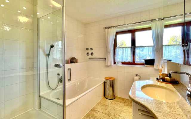 Wunderschöne Wohnung mit Balkon und Blick auf die Alpen