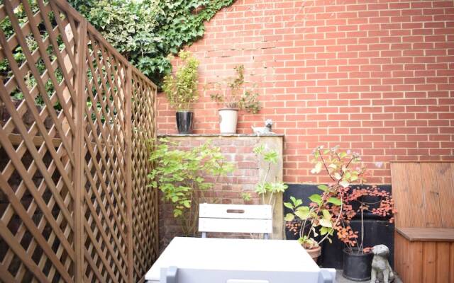 1 Bedroom Apartment With Patio Near Clapham