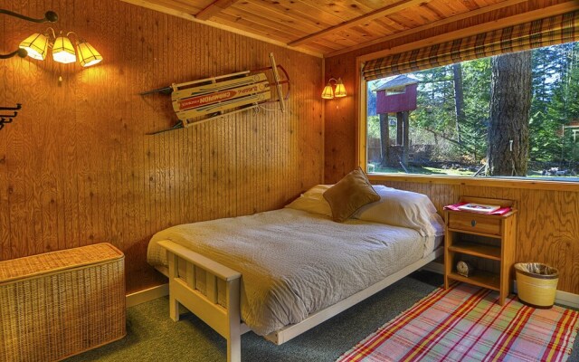 Red Hawk Hideaway - Two Bedroom Cabin with Hot Tub