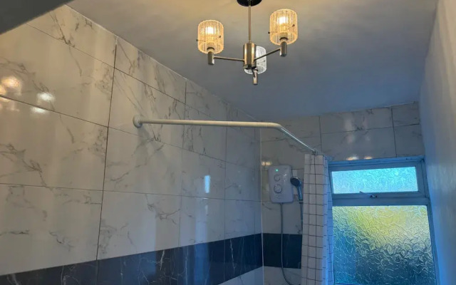 Sheffield - House - Sleeps 5 - Parking - Garden