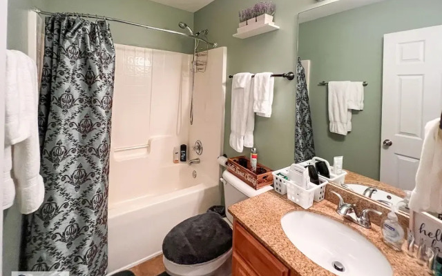 4 - Bed home, w/ Cali King Bed - 12 mins. to DTWN