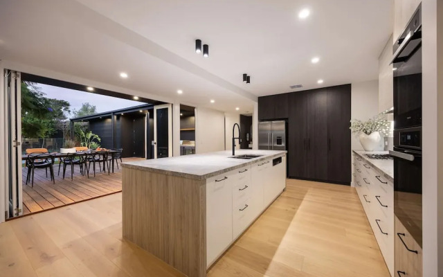 Midnight Sands Luxe Beachside Designer With Pool