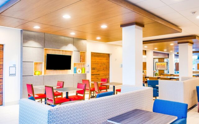 Holiday Inn Express & Suites Russellville by IHG