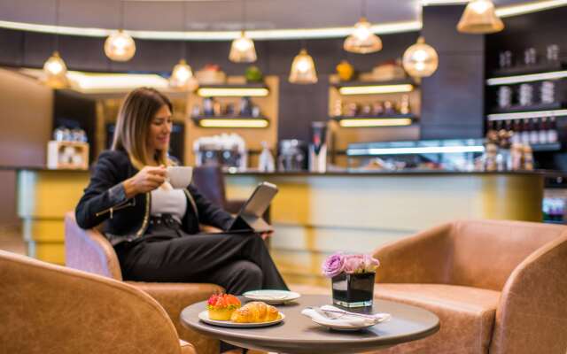Radisson Blu Hotel, Dubai Canal View Hotel